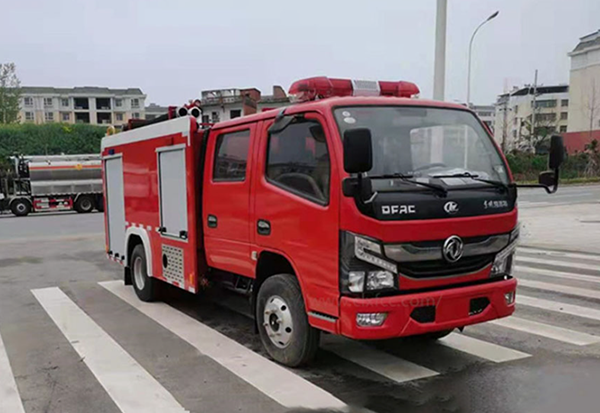  国六2.5吨东风水罐消防车