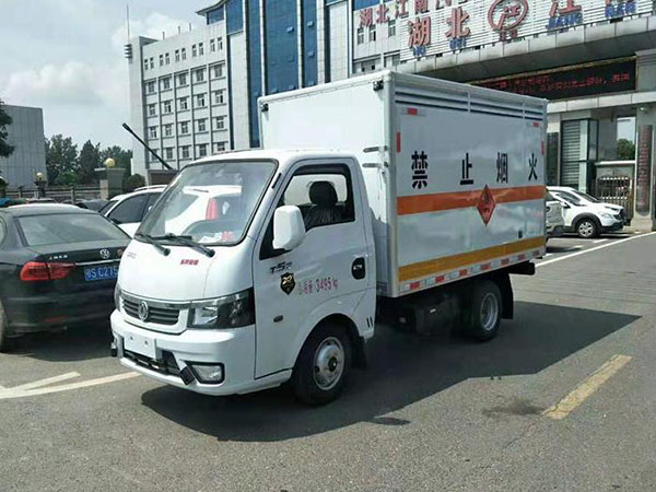 东风涂逸易燃气体厢式运输车