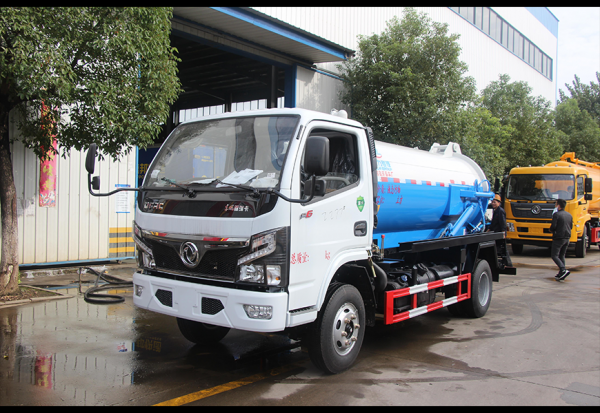 国六东风小多利卡5立方吸污车