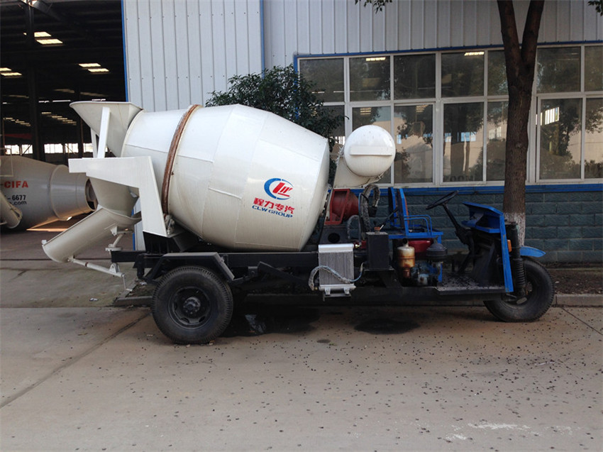 Agricultural three-wheeled 1.5-2 cubic mixer truck