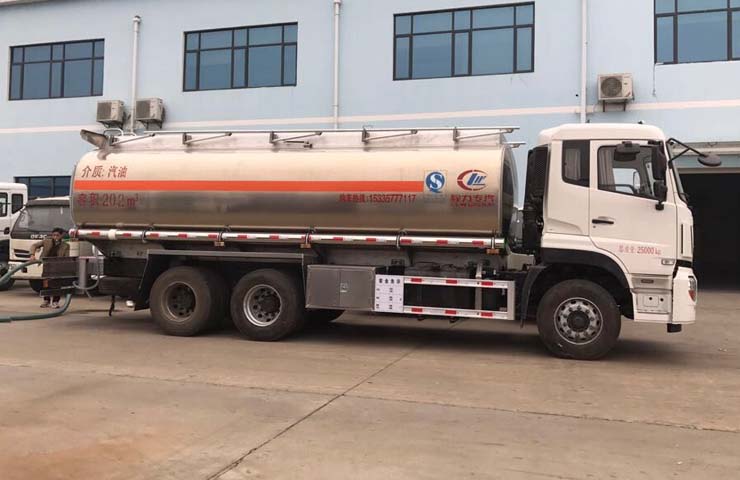 Dongfeng Tianlong 6×4 oil truck
