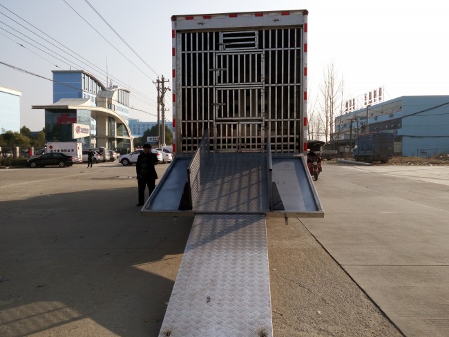 Foton Auman 8×4 chicken transport truck
